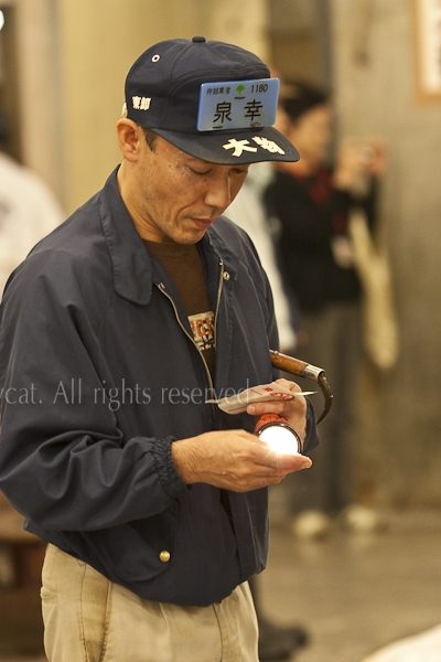 Buyers use bright torches to get a indication of quality